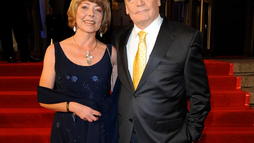 "Allmächt", war ihr erster Gedanke, als Daniela Schadt am 19. Februar 2012 im Zug von Wien nach Nürnberg per Telefon erfuhr, dass ihr Lebensgefährte Joachim Gauck als Präsidentschaftskandidat nominiert worden war.