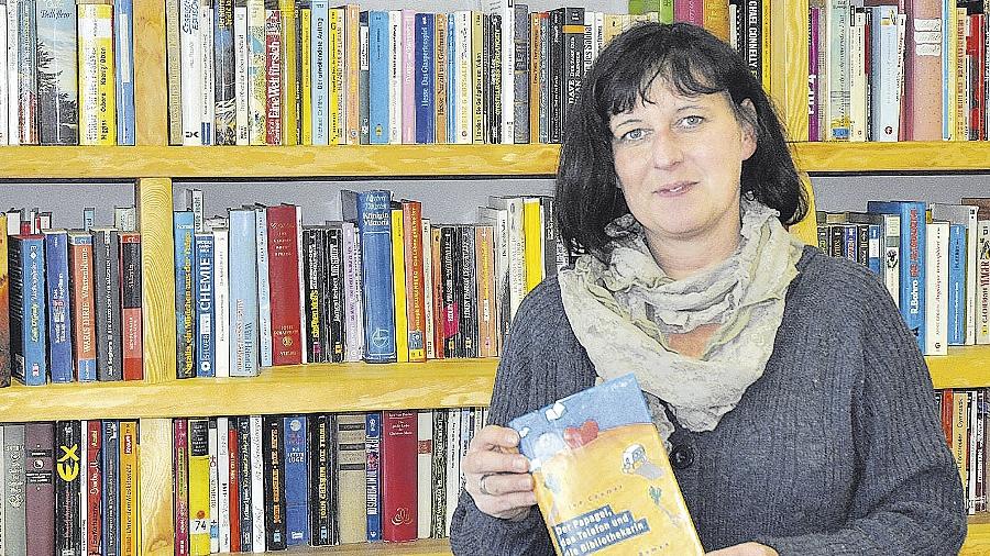 Beliebter Griff ins öffentliche Bücherregal Beliebter Griff ins öffentliche Bücherregal