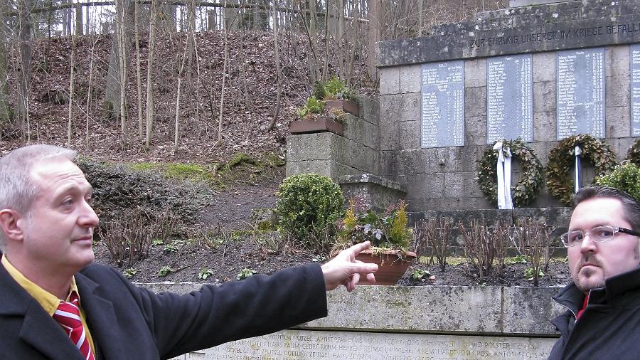 Neonazi-Aktion am Kriegerdenkmal Neonazi-Aktion am Kriegerdenkmal