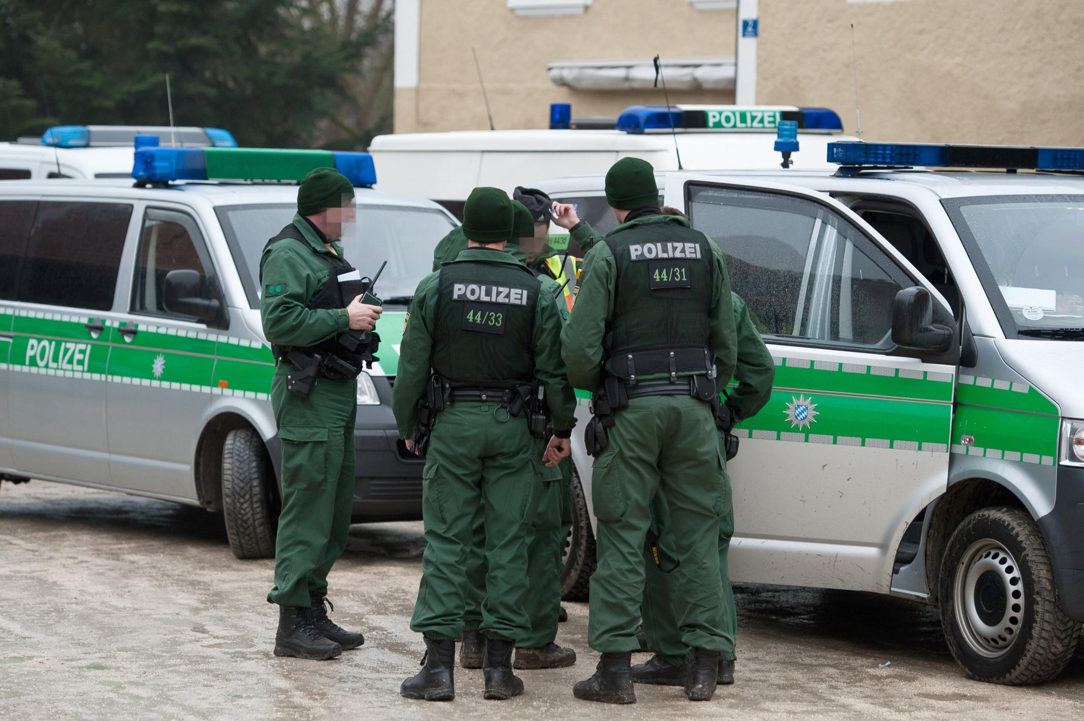 Waffenarsenale Bei Großrazzia Entdeckt: Sieben Festnahmen | Nordbayern