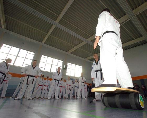 Die neue Trainingsmethode: Taekwondo-Kampf auf wackeligem Untergrund.