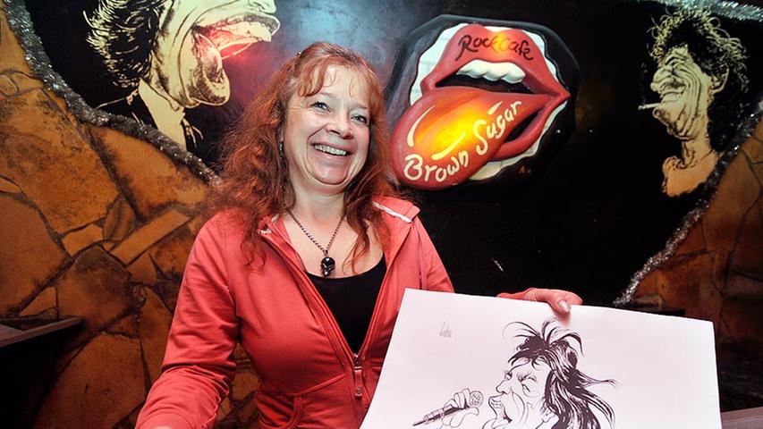 „Brown Sugar“-Geschäftsführerin Barbara Ruland mit einem von Lutz Backes gezeichneten Mick-Jagger-Porträt.
