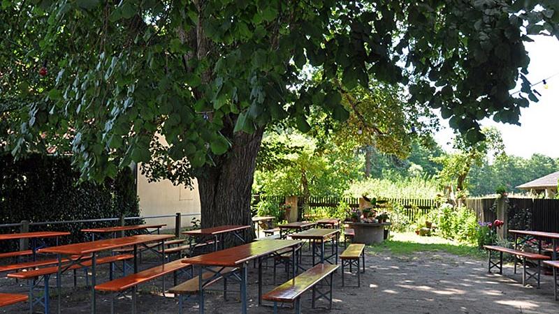 Das Gasthaus Reitenspieß in Haimpfarrich befindet sich mit seinem Biergarten in unmittelbarer Nähe zum Rothsee:
- Gut gelegener Stopp für Radfahrer, die wieder zu Kräften kommen wollen
- Günstige Getränke sowie typische fränkische Brotzeiten und deftige Speisen
- Die Wirtsleute des kleinen Familienbetriebs empfangen "im schönen dorflichen Ambiente unter einem großen, schattenspendenden Baum"
Durchschnittsnote: 3,20 Das Gasthaus Reitenspieß in Haimpfarrich befindet sich mit seinem Biergarten in unmittelbarer Nähe zum Rothsee:
- Gut gelegener Stopp für Radfahrer, die wieder zu Kräften kommen wollen
- Günstige Getränke sowie typische fränkische Brotzeiten und deftige Speisen
- Die Wirtsleute des kleinen Familienbetriebs empfangen "im schönen dorflichen Ambiente unter einem großen, schattenspendenden Baum"
Durchschnittsnote: 3,20