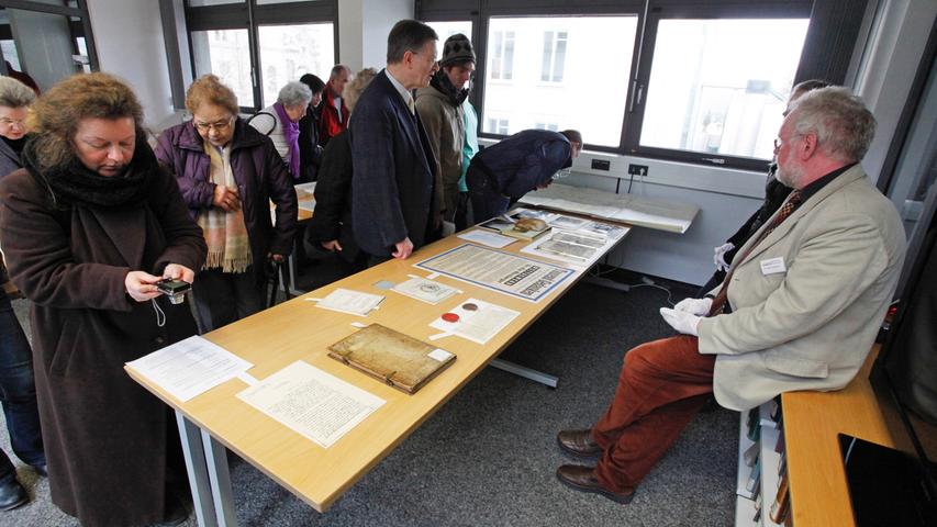 Die Exponate rund um das Thema Krieg, die Diefenbacher den Besuchern präsentierte, wurden ausgiebig begutachtet.