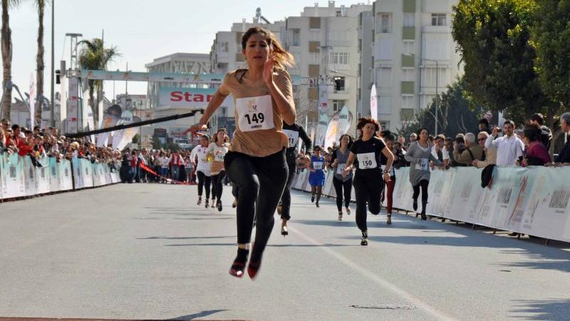 Und diese Frau hat das Spektakel des 7. Antalya-Marathons gewonnen: Innerhalb von nur 15 Sekunden lief die junge Türkin die ganze Strecke von hundert Metern.