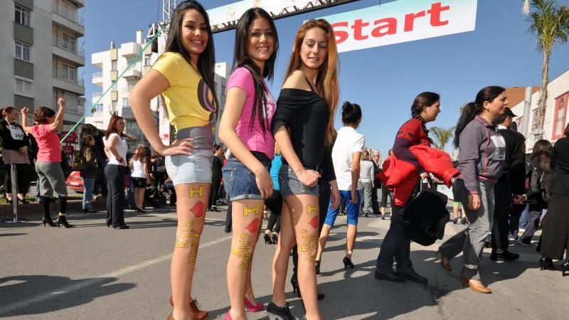 Drei junge Läuferinnen am Start des High-Heels-Laufes in Antalya. Insgesamt 100 Frauen stellten sich der Herausforderung.