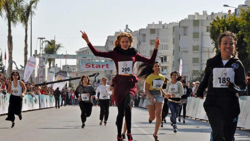 Zum Lauf auf Stöckelschuhen in Antalya - dem ersten in der Türkei überhaupt - war sie eigentlich nur gekommen, um den Startschuss zu geben. Doch dann entschied Wilma Elles spontan, die 100 Meter mitzulaufen.