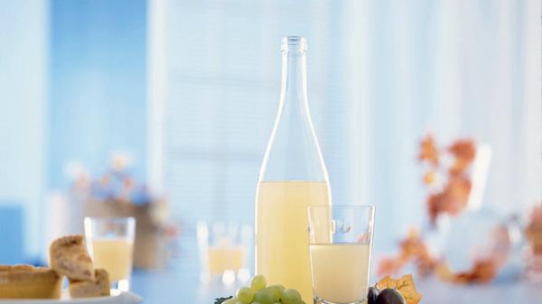 Federweißer und Bremser sind das selbe: Es handelt sich um den im Herbst angebotenen sogenannten Neuen Wein des jeweils aktuellen Jahrgangs, der hefetrüb ist und gerade erst angefangen hat zu gären. Je nachdem, wie weit die Gärung schon fortgeschritten ist, trinkt man also entweder recht süßen Traubenmost oder recht herben Jungwein.