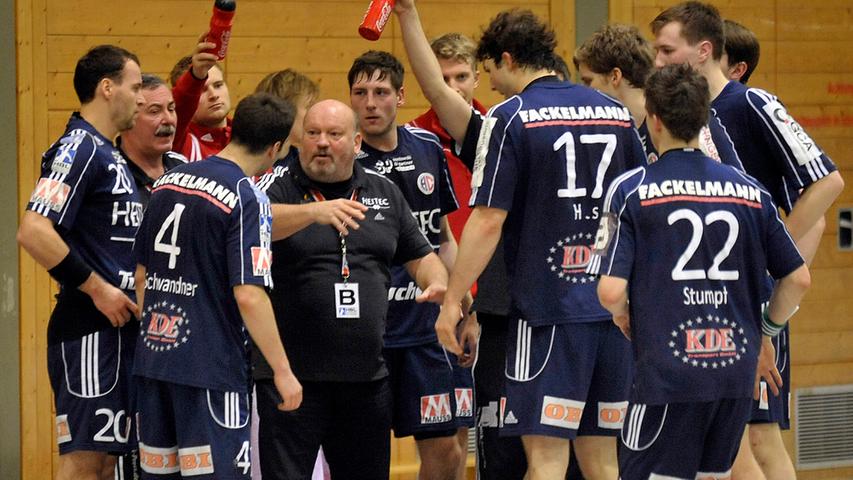 „Ein hartes Stück Arbeit“, befand dann auch der Erlanger Coach Frank Bergemann (Mitte) nach dem Spiel, und schnaufte erst einmal durch angesichts der mühsam verdienten Punkte.