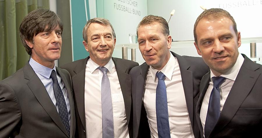 Auch in der Führungsriege des Deutschen Fußball-Bundes war zwischenzeitlich Bewegung: Wolfgang Niersbach löste Dr. Theo Zwanziger an der Spitze des Verbandes ab - und hoffte, dass das inzwischen bewährte Trainer-Team endlich mal wieder einen Titel nach Deutschland holte. Andreas Köpke zumindest kennt das ja schon. Und tatsächlich: 2014 geht der WM-Pokal nach Deutschland. Ja, Ja, Ja!