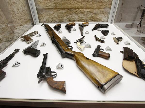 Die Vitrine voller Waffen sorgt für ein mulmiges Gefühl.
Die Vitrine voller Waffen sorgt für ein mulmiges Gefühl.
