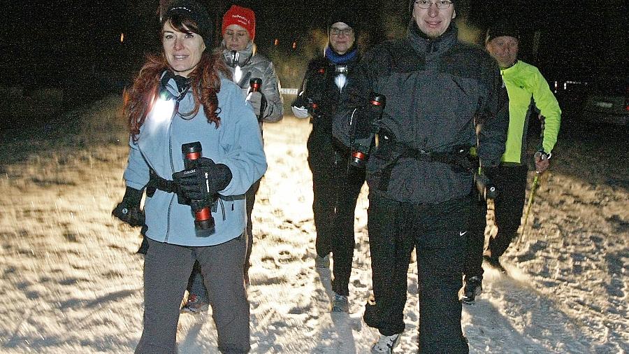 Die einen schwingen und knallen, der andere erinnert an einen Spaziergang mit Handtasche: Volontär Stefan Bergauer (rechts vorne) hatte immerhin Spaß. Die einen schwingen und knallen, der andere erinnert an einen Spaziergang mit Handtasche: Volontär Stefan Bergauer (rechts vorne) hatte immerhin Spaß.