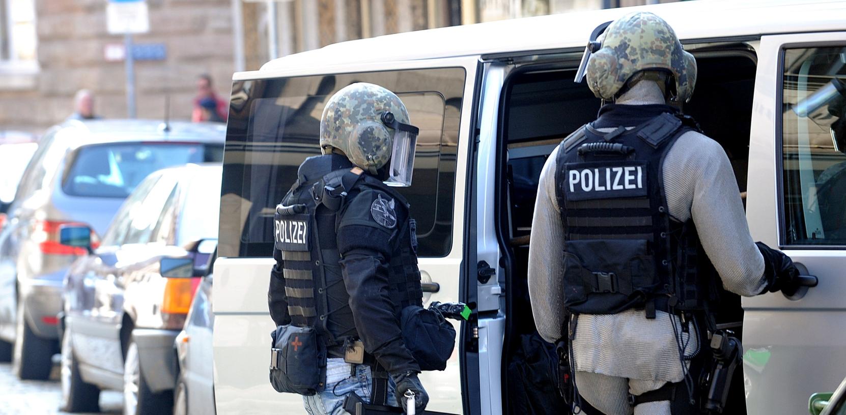 SEK-Einsatz in Fürth: Tatverdächtiger festgenommen SEK-Einsatz in Fürth: Tatverdächtiger festgenommen