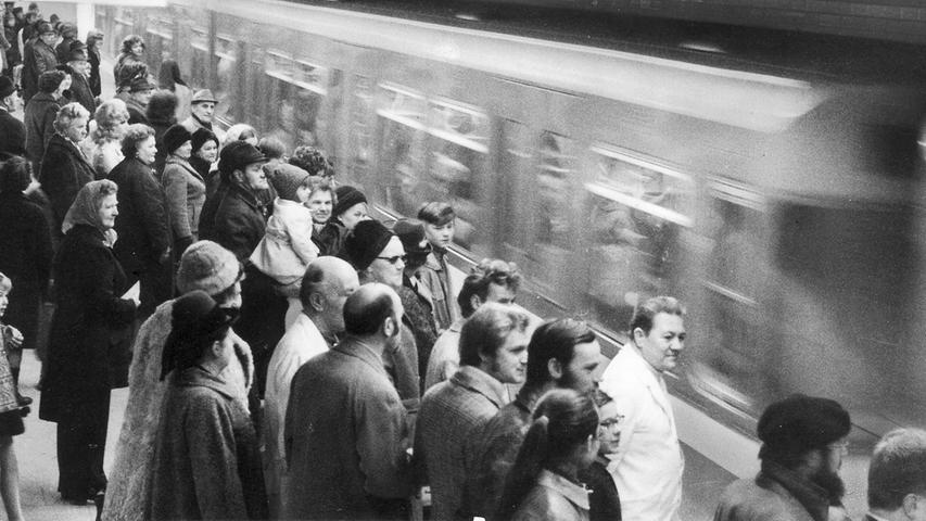 Das Einfahren der U-Bahn war ein echtes Ereignis für die Nürnberger, die bisher ausschließlich überirdisch mit der Straßenbahn auf Schienen unterwegs waren.
