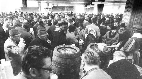 Bei der Eröffnung des U-Bahnhofs Langwasser-Mitte sollen sich rund 5000 Menschen auf den Bahnsteigen eingefunden haben, das Freibier floss in Strömen.