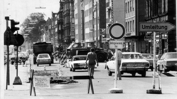 Zwischen Oberer Kanalstraße und der Willstraße wurden 1977 provisorisch die Straßenbahngleise verlegt, um den U-Bahn-Bau Richtung Fürth störungsfrei fortzuführen. Die Dimensionen der Baustelle waren gigantisch.