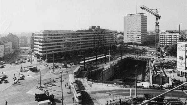 Auch am Plärrer gruben sich die Schaufelbagger tief in die Erde. Die zweigeschossige Grube vereinnahmte eine große Fläche am Plärrer. Autos und Straßenbahnen überquerten den wichtigsten Verkehrsknotenpunkt Nürnbergs trotzdem.
