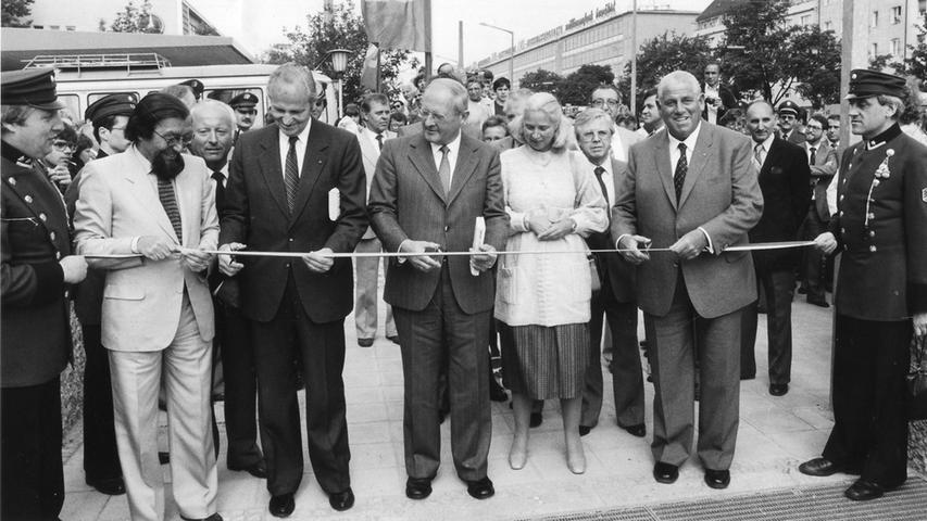 Im Juni 1981 erreichte die Erschließung der U-Bahnstrecke nach Fürth einen weiteren Etappensieg. Mit der Eröffnung des U-Bahnhofs Eberhardshof wurde AEG (im Hintergrund) an das moderne Verkehrsnetz angeschlossen. Nürnbergs Oberbürgermeister Andreas Urschlechter (Zweiter von rechts) durchtrennte das Band feierlich.