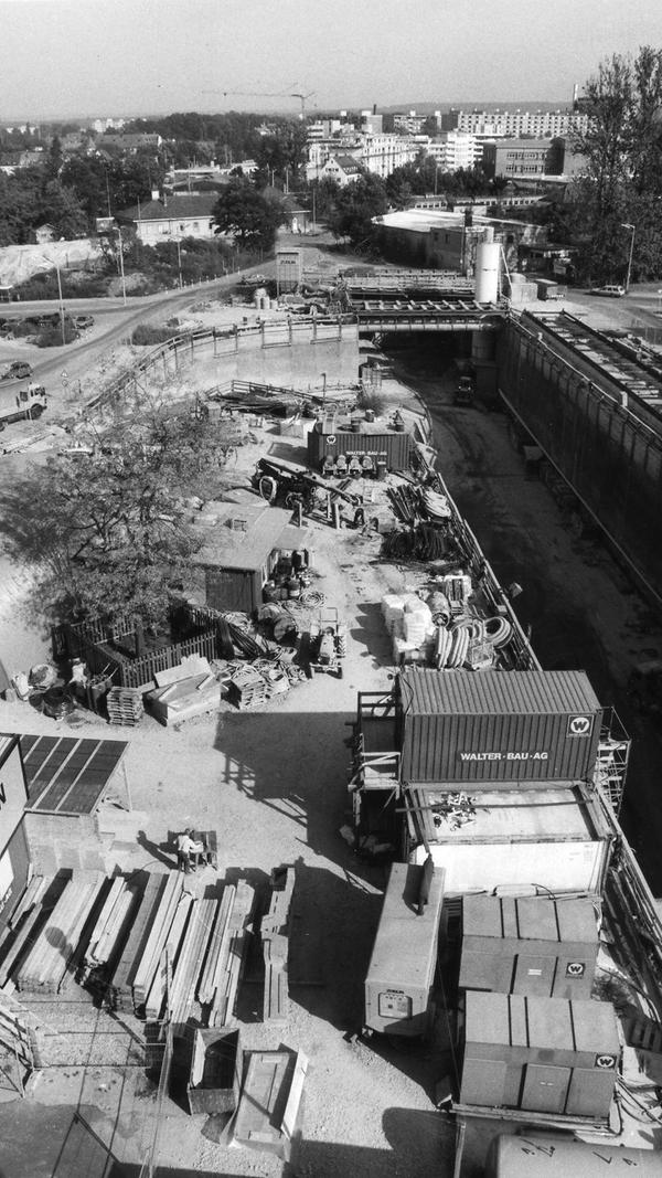 Der Ausbau des Öffentlichen Personennahverkehrs schritt im Nordosten weiter voran. Hier wird am neuen U-Bahnhof Nordostbahnhof gearbeitet, das Bild mit Blick auf den Leipziger Platz entstand 1994.