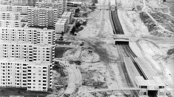 Die Nürnberger U-Bahn rollt nun schon seit dem Jahr 1972 im Untergrund. Die Planungen für das Mammut-Projekt begannen allerdings schon in den 1960er Jahren. 1967 begannen die Bauarbeiten an der Trasse, um die Trabantenstadt Langwasser schnellstmöglich mit der Innenstadt zu verbinden.