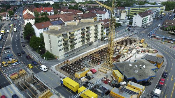 ...im Juni 2000 und wurden im Dezember 2004 abgeschlossen. Im Bild sieht man die Baustelle am U-Bahnhof Gustav-Adolf-Straße.