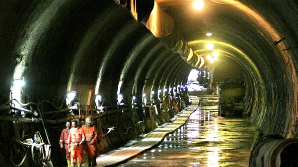 Auch im Südwesten bohrten sich die Bauarbeiter im weiter. Der Tunneldurchstich zum U-Bahnhof Gustav-Adolf-Straße war gelungen, den Bauarbeiten von der Rothenburger Straße bis zur Gustav-Adolf-Straße für die Linie U3 stand nichts mehr im Weg.