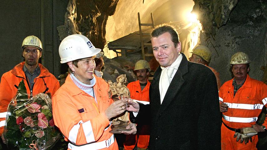 Nürnbergs Oberbürgermeister Ulrich Maly feiert mit Tunnelpatin Sigrun Seltsam die komplette unterirdische Erschließung der Linie U3 im Südwesten. Die Bauarbeiten begannen...