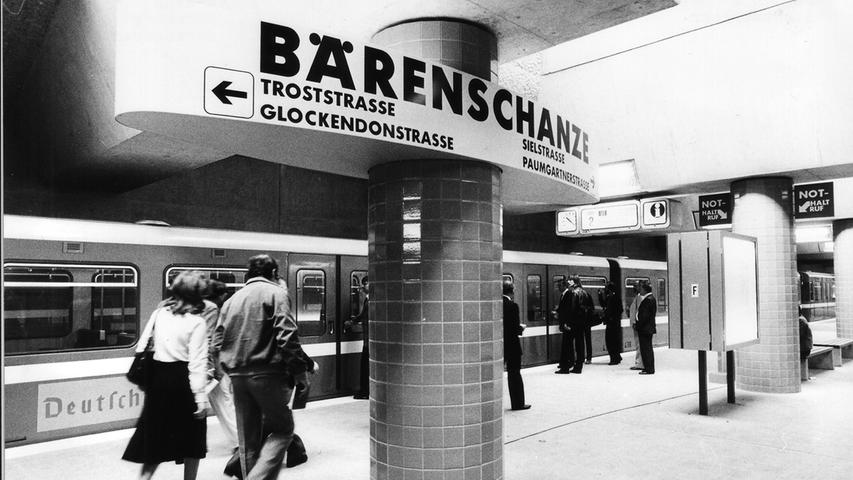 Richtung Westen wuchs die Trasse immer weiter: Gostenhof-West wurde an das U-Bahn-Netz angeschlossen, bereits 1980 strömten die Fahrgäste durch den Bahnhof Bärenschanze. 