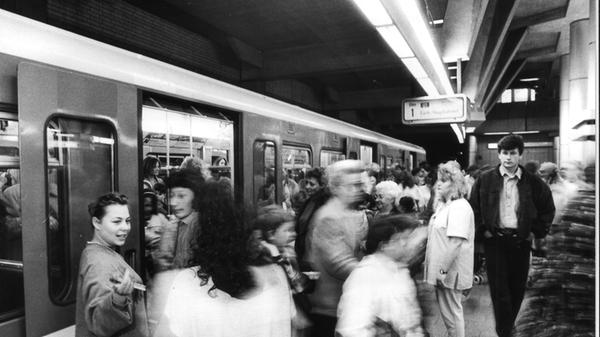 Fahrpreiserhöhungen gab es auch schon früher: Schon 1994 schrieb die NN: "Immer mehr Menschen nutzen die öffentlichen Verkehrsmittel. Trotzdem gelingt es der VAG nicht, mit ihren 'Pegnitzpfeilen' aus den roten Zahlen herauszufahren."