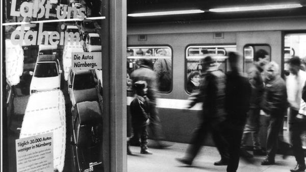 Die VGN appellierte in den 1990er Jahren an das Öko-Gewissen der Nürnberger. Durch das Umsteigen auf die öffentlichen Verkehrsmittel sollten täglich 30000 Autos weniger die Stadtluft verschmutzen.