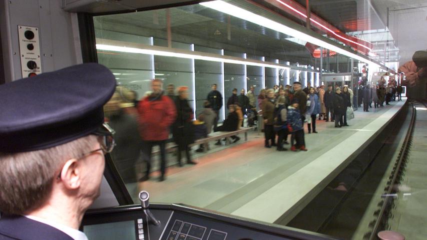 1999 war es dann soweit: Der Flughafen Nürnberg verfügte nun über eine direkte Anbindung an die Innenstadt, vom Hauptbahnhof bis zum Terminal fuhren die Fahrgäste mit der U2 ganze zwölf Minuten.