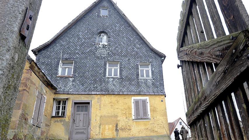 Das Storchenhaus in Stadeln: Das ehemalige Gemeindehaus ist inzwischen zu einer Kinderkrippe umgebaut und dadurch ein Stückchen mehr ins Bewusstsein der Stadelner gerückt worden. Das Bild zeigt den Zustand vor der Renovierung.