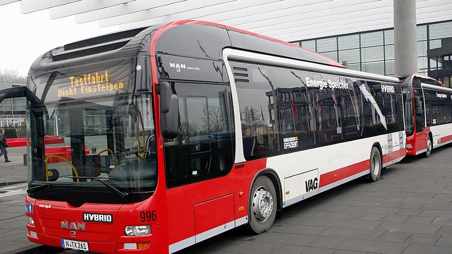 Die zwei neu beschafften „Ultracap“-Busse mit Diesel- und Elektroantrieb in der passenden VAG-Lackierung. Sie sollen ab sofort für weniger Schadstoffausstoß und für mehr Reisekomfort sorgen.
