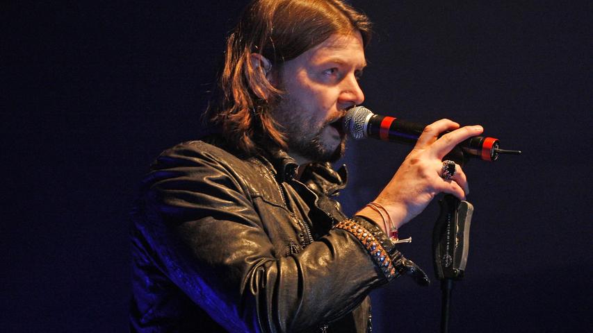 Bekannt wurde der irische Sänger und Gitarrist als Frontmann der Band Reamonn, die 2010 aufgelöst wurde. Im Anschluss verfolgte er eine Solokarriere und hat dabei bereits vier Alben auf den Markt gebracht. Nebenher arbeitet er als Songwriter und Sänger auch mit anderen Musikern und Musikerinnen zusammen und war außerdem in mehreren Staffeln Juror in der deutschen Talentshow "The Voice of Germany", so auch in der 2020 auf ProSieben laufenden Staffel, in der das erste Mal gleich sechs Coaches um Talente und den Sieg kämpfen. Bekannt wurde der irische Sänger und Gitarrist als Frontmann der Band Reamonn, die 2010 aufgelöst wurde. Im Anschluss verfolgte er eine Solokarriere und hat dabei bereits vier Alben auf den Markt gebracht. Nebenher arbeitet er als Songwriter und Sänger auch mit anderen Musikern und Musikerinnen zusammen und war außerdem in mehreren Staffeln Juror in der deutschen Talentshow "The Voice of Germany", so auch in der 2020 auf ProSieben laufenden Staffel, in der das erste Mal gleich sechs Coaches um Talente und den Sieg kämpfen.