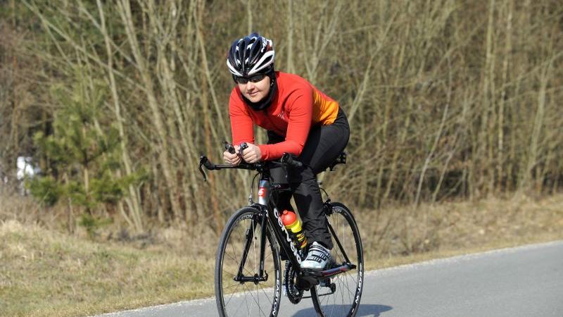 Als Kind war es ihr zu viel, mit den Rennrad-begeisterten Eltern mitzustrampeln. Als 14-Jährige begann Katja Bartsch allerdings mit Triathlon - um nach Erfolgen im Jugendbereich dann erstmal dem Job Vorrang zu geben. Seit 2005 bestritt die 28-Jährige, die in Schwanstetten aufgewachsen ist und jetzt in Wolkersdorf lebt, keinen Wettkampf mehr. Doch jetzt will sie es wieder wissen - und trainiert für ihren ersten Langdistanz-Triathlon. 
 Steckbrief: 
 
 Alter: 28 Jahre
 
 Wohnort:  Wolkersdorf (Landkreis Roth)
 
 Beruf: Master of Business Administration und Industriekauffrau, zur Zeit Sportstudentin an der TU München
 
 Verein: TSG 08 Roth
 
 Triathletin von 1998 bis 2005, wieder seit Oktober 2011
 Sportliche Erfolge: Ausschließlich im Schüler- und Jugendbereich, letzter Triathlon 2005 Olympische Distanz.
 Bestleistung Triathlon Langdistanz: noch keine
 Ziel Challenge Roth 2012: Ankommen