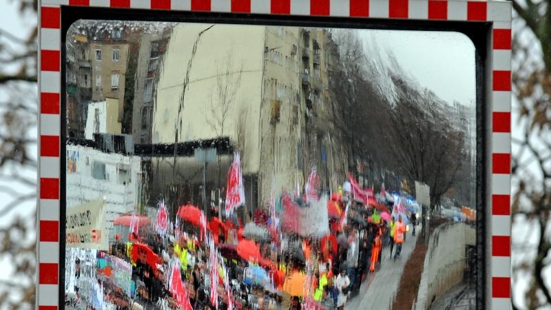 In Fürth demonstrierten mehrere Hundert Beschäftigte des öffentlichen Dienstes, unter anderem auch aus dem Landkreis Fürth, bei nasskalter Witterung für ihre Forderungen.