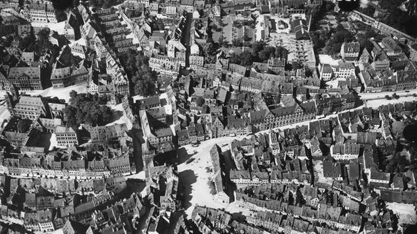 Das Luftbild aus dem Jahr 1927 zeigt wie Nürnberg vor den Luftangriffen des Zweiten Weltkriegs aussah. Verwinkelte Gassen und Plätze kennzeichneten die Altstadt bis zu ihrer Zerstörung.