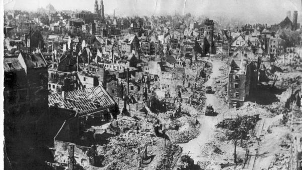 Wenige Wochen später erobern amerikanische Truppen Nürnberg. Sie bewegen sich vorsichtig durch die zerstörte Stadt. "Durch die Laufer Gasse dröhnen die Panzer, die, sich nach allen Seiten sichernd, der Infanterie den Weg bahnend", schrieben die Nürnberger Nachrichten 1955 unter dieses Bild.