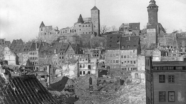 Zerstörung auf allen Seiten: Blick vom Sebaldusplatz zur Burg.