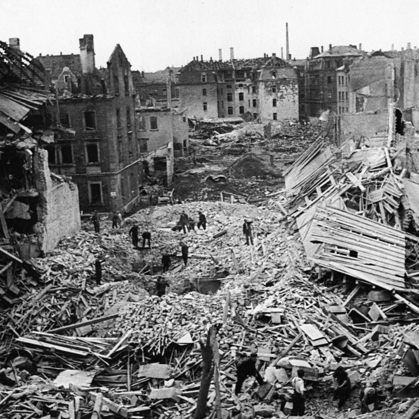 Von der mittelalterlichen Altstadt sind nur noch Trümmerberge übrig; sie ist unwiederbringlich verloren.