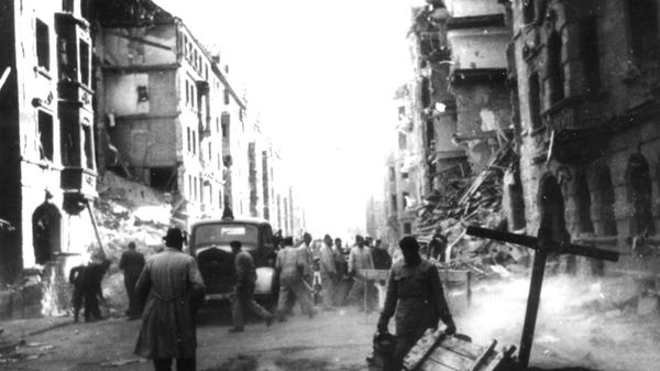 Auch die Fürther Südstadt wurde bombardiert. Die Aufnahme zeigt die Amalienstraße nach einem Angriff in der Nacht zum 9. März 1943. 32 Todesopfer waren hier zu beklagen. Im Vergleich zu Nürnberg kam Fürth jedoch glimpflich davon.