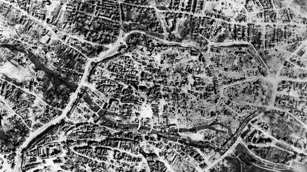 Eine Luftaufnahme der Nürnberger Innenstadt vom 11. April 1945. Die Gassen und Plätze sind verschwunden, kaum ein Haus hat noch ein intaktes Dach, Sebald ist eine Trümmersteppe.