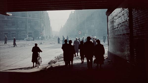 Doch schon in den Jahren zuvor war Nürnberg mehrmals Ziel alliierter Luftangriffe geworden. Hier der Blick durch den Celtistunnel nach einem Bombenangriff am 8. März 1943. Passanten gehen auf dem trümmerübersäten Trottoir.