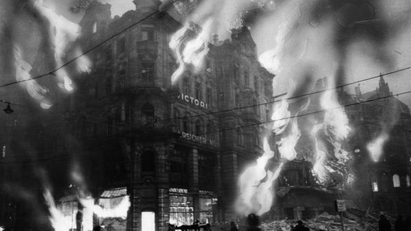 Der verheerende Angriff vom 2. Januar 1945 stellte alle bisherigen Angriffe in den Schatten. Die Bomben entfachten ein Inferno: Todbringende Flammen schlugen kurz nach der Angriffswelle aus allen Richtungen aus dem Gebäude der Victoria zu Berlin Allgemeine Versicherung AG, die ihren Sitz in der Königstraße 72 hatte.