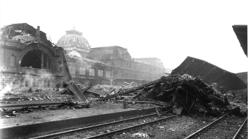 Das Dach der Westhalle des Nürnberger Haupbahnhofs ist eingestürzt, auf den Gleisen liegt ein zerstörter Waggon unter den Trümmern einer Bahnsteigüberdachung.