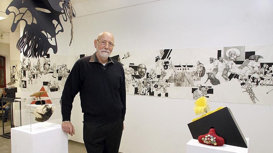 Der Nürnberger Künstler Klaus D. Engelke in seiner Ausstellung. Der Nürnberger Künstler Klaus D. Engelke in seiner Ausstellung.