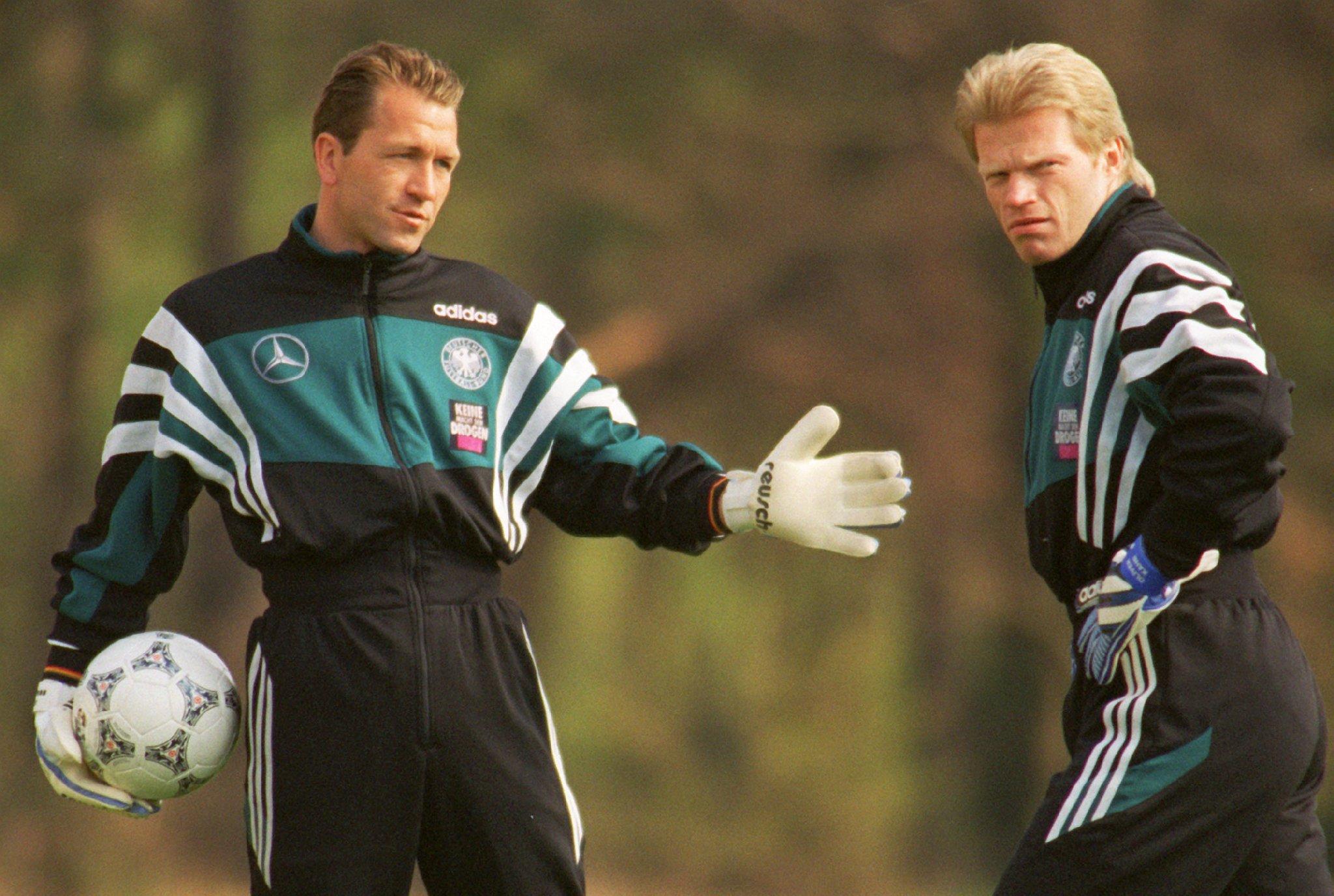 ...Oliver Kahn vom FC Bayern, der seit 1996 die Nummer zwei im deutsche Tor gewesen ist. 59 Länderspiele absolvierte Köpke für Deutschland, blieb dabei 28 Mal ohne Gegentor und krönte seine Laufbahn mit dem EM-Titel 1996. Dem Titan hingegen blieb ein solcher Erfolg versagt - die Europameisterschaften 2000 und 2004 gerieten zu Desastern, unterbrochen nur vom schmeichelhaften Vorstoß ins WM-Finale 2002, wo sich Brasilien als eine Nummer zu groß erwies.