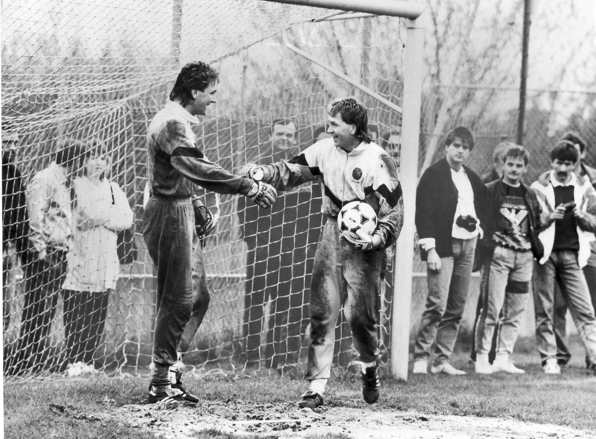 Der Einstand im Club-Tor misslingt. Bei seiner Bundesliga-Premiere in Bremen schenken ihm Manni Burgsmüller & Co. im zweiten Durchgang fünf Stück ein. Ein Wochenende später, Köpke muss beim 3:3-Heimremis gegen Bochum erneut oft hinter sich greifen, setzt sich der holprige Start ins Bundesliga-Geschäft fort. Zwar bekunden Coach Heinz Höher und Präsident Gerd Schmelzer ihr Vertrauen in Köpke. Gleichwohl hat Bodo Illgner bereits einen Vertrag beim neunmaligen Deutschen Meister unterzeichnet, als sich Toni Schumacher durch sein Buch "Abpfiff" aus dem Kölner Kasten schreibt und der U-21-Nationalkeeper keine Freigabe erhält.