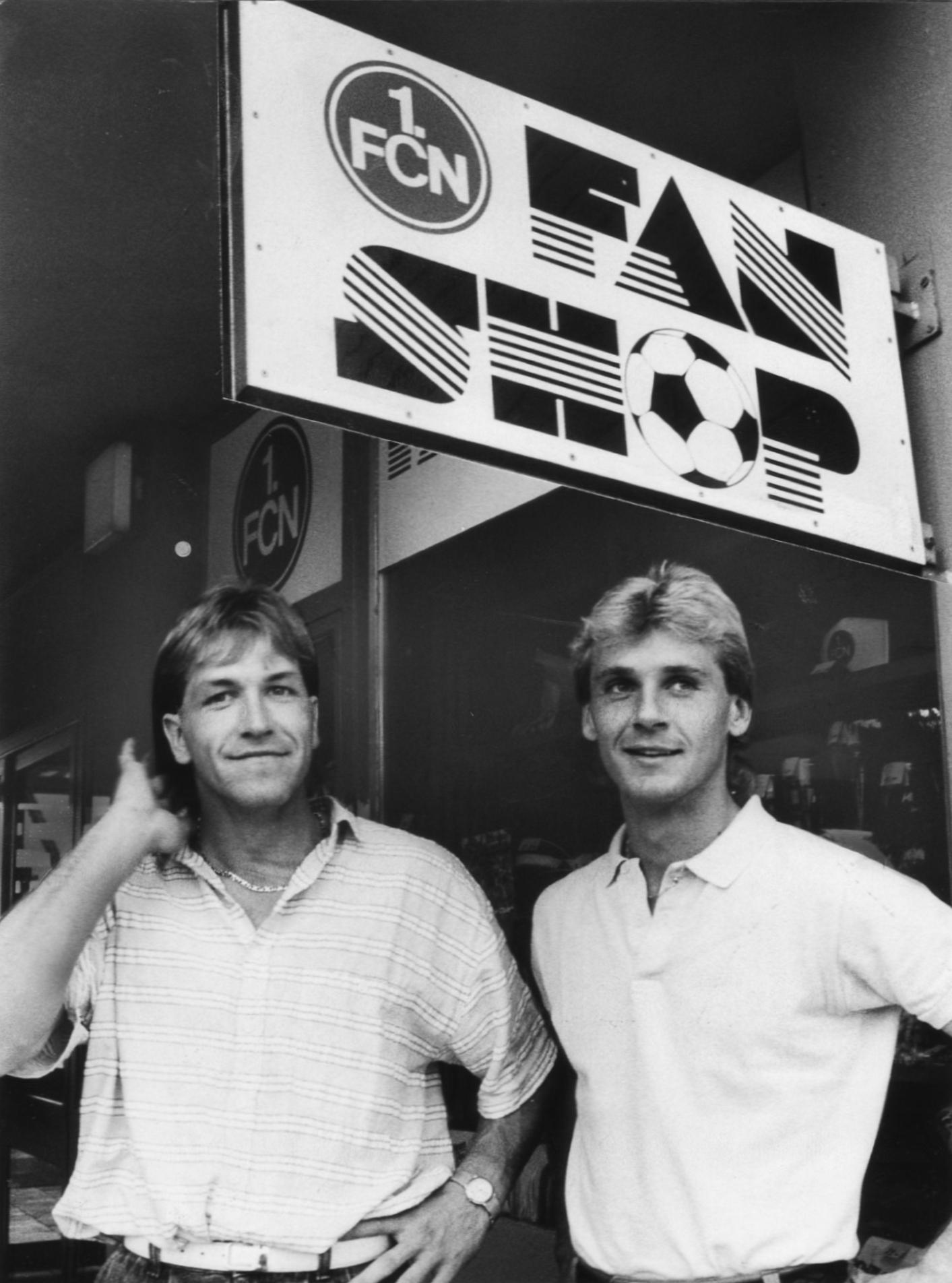 Zwei Club-Idole, die nicht nur auf dem Rasen eine gute Figur machten und zudem am gleichen Tag Geburtstag haben: Dieter Eckstein (rechts, ebenfalls "Alles Gute, Eckes!") und Andy Köpke. Letzterer war 1986 nach hartem Ablöse-Tauziehen mit den Hertha-Verantwortlichen als Nummer zwei hinter Herbert Heider verpflichtet worden. Nachdem eine Schulterverletzung Nürnbergs Stammkeeper zum Sportinvaliden macht, klettert Köpke in der Torhüter-Hierarchie nach oben und musst prompt im Erstliga-Betrieb sein Können beweisen.