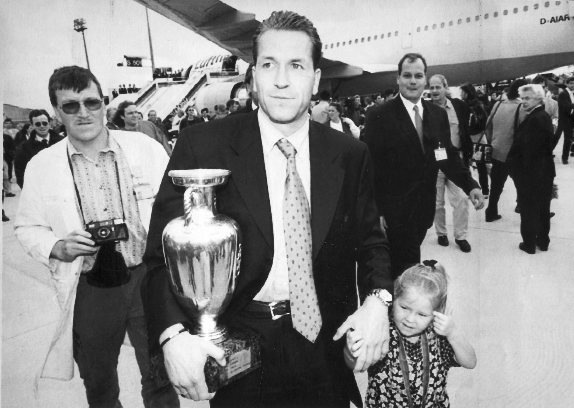 Vier Jahre und eine sehr durchwachsene Weltmeisterschaft später ist es aber soweit: Mit Andy Köpke im Tor feiert die deutsche Auswahl bei der EM 1996 in England den Titelgewinn. Unsterblich macht sich Köpke im Halbfinale gegen die Gastgeber, als er den Schuss von Gareth Southgate hält und Deutschland damit ins Finale pariert. Dekoriert mit dem EM-Pokal kehrt Köpke wenige Tage später zu Töchterchen Caroline nach Deutschland zurück.